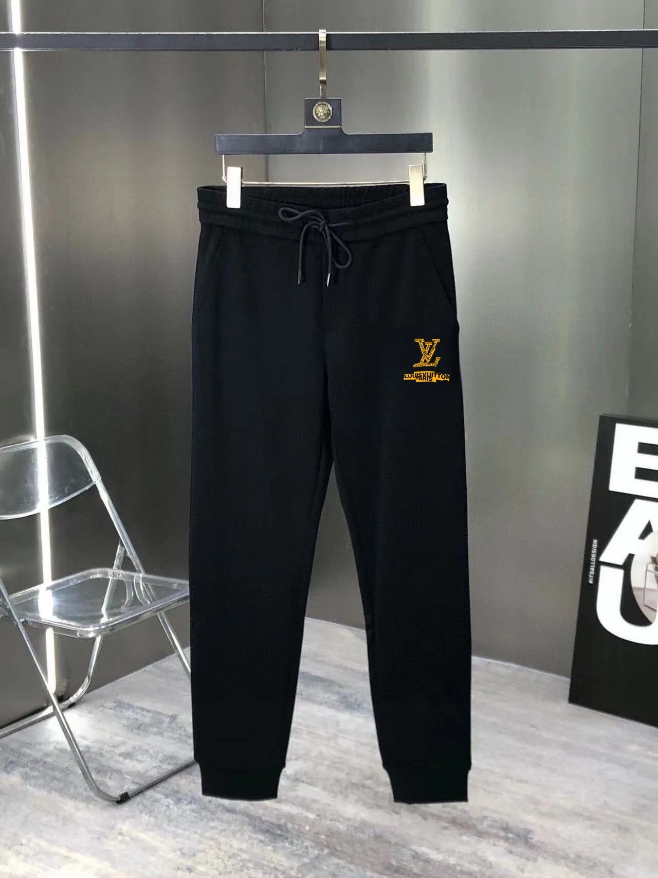 🅿️380 direct batch [LV Louis Vuitton] (Fat Man Gospel) hot-selling suit is coming. Focus on the original version of the official website. 2025 new hot-selling sweatshirt suit. The original order is the best. 🇭🇰The meticulous work of top designers. Just for a fitting and perfect upper body effect. 100% natural high-quality Roman cotton, close-fitting comfort, noble and elegant! Original hardware embodies elegance and nobility! Counter size: M-5XL (maximum wear up to 220 pounds)